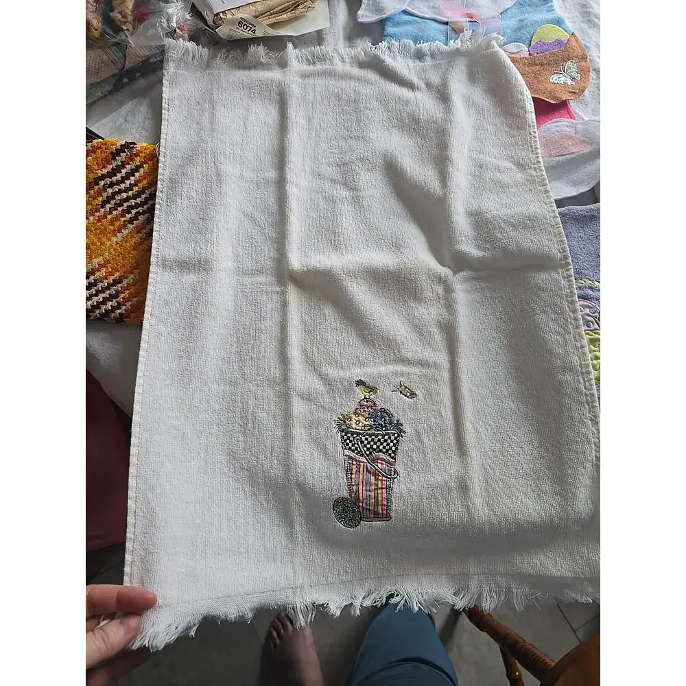 Lot of 4 Vtg Embroidered Easter Theme Soft Absorbent Cotton‎ Fringe Hand Towels